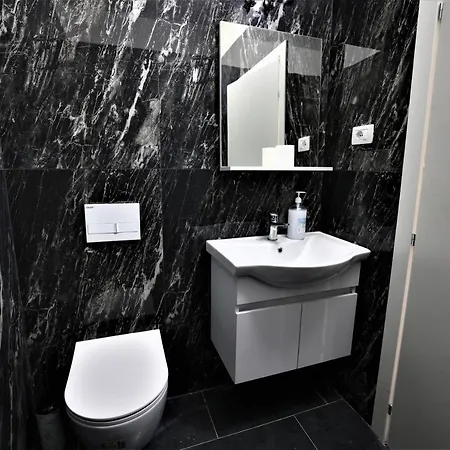 Stylish 1-bedroom In #2 *